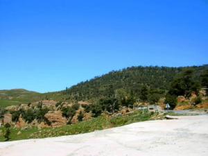 وقفت امام منظر طبيعي بيابوس ولاية خنشلة