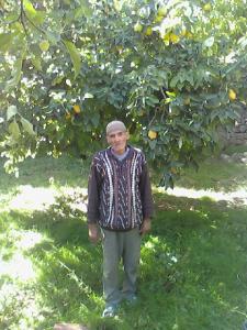 Zéroual Hadj Madjid pendant la cueillette des pommes à Meloudja