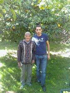 Zéroual Hadj Madjid pendant la cueillette des pommes à Meloudja