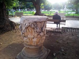 Pièces en marbre à la placette de Cherchell (Caesarée)