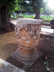 Pièce archéologique en marbre sur l\'esplanade de Cherchell (Caesarée)