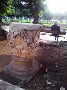 Chapiteaux à feuilles d\'acanthe à la place romaine de Cherchell (Caesarée)