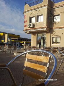 Cafeteria, Restaurant Marina, Station d'essence de Brea