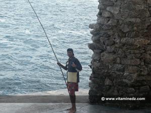 Skikda, le jeune gardien de phare de l\'île de Srigina en septembre 2005
