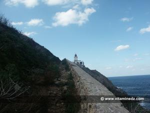 Skikda, chemin escarpé pour atteindre le phare de l\'île de Srigina en septembre 2005