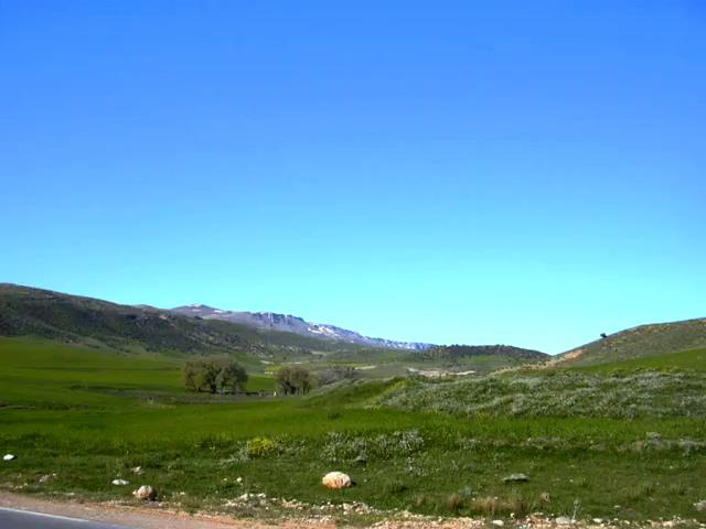 وقفت امام منظر طبيعي بيابوس ولاية خنشلة