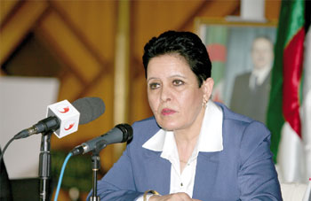 Alger - Transport des déchets urbains dans la capitale: le train de madame Boudjemaa