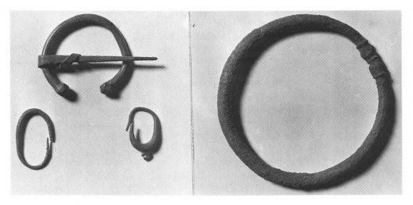 Objets mégalithiques trouvés dans les dolmens de Beni Messous