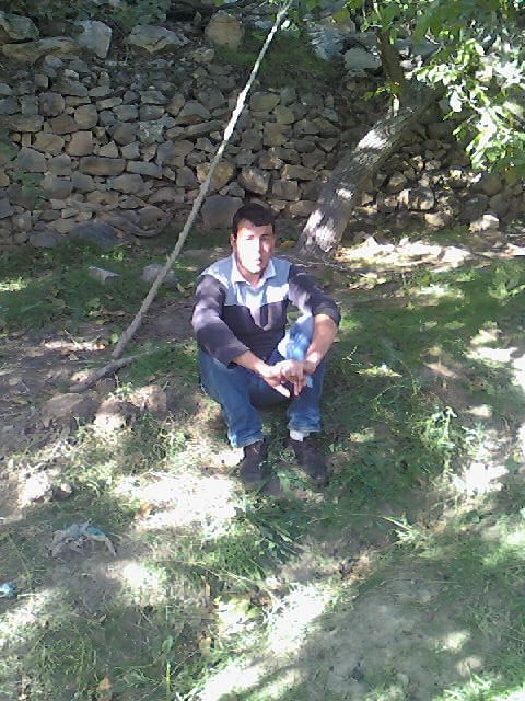 المهندس الشاب زروال حسان وهو يجني ثمار بستانه