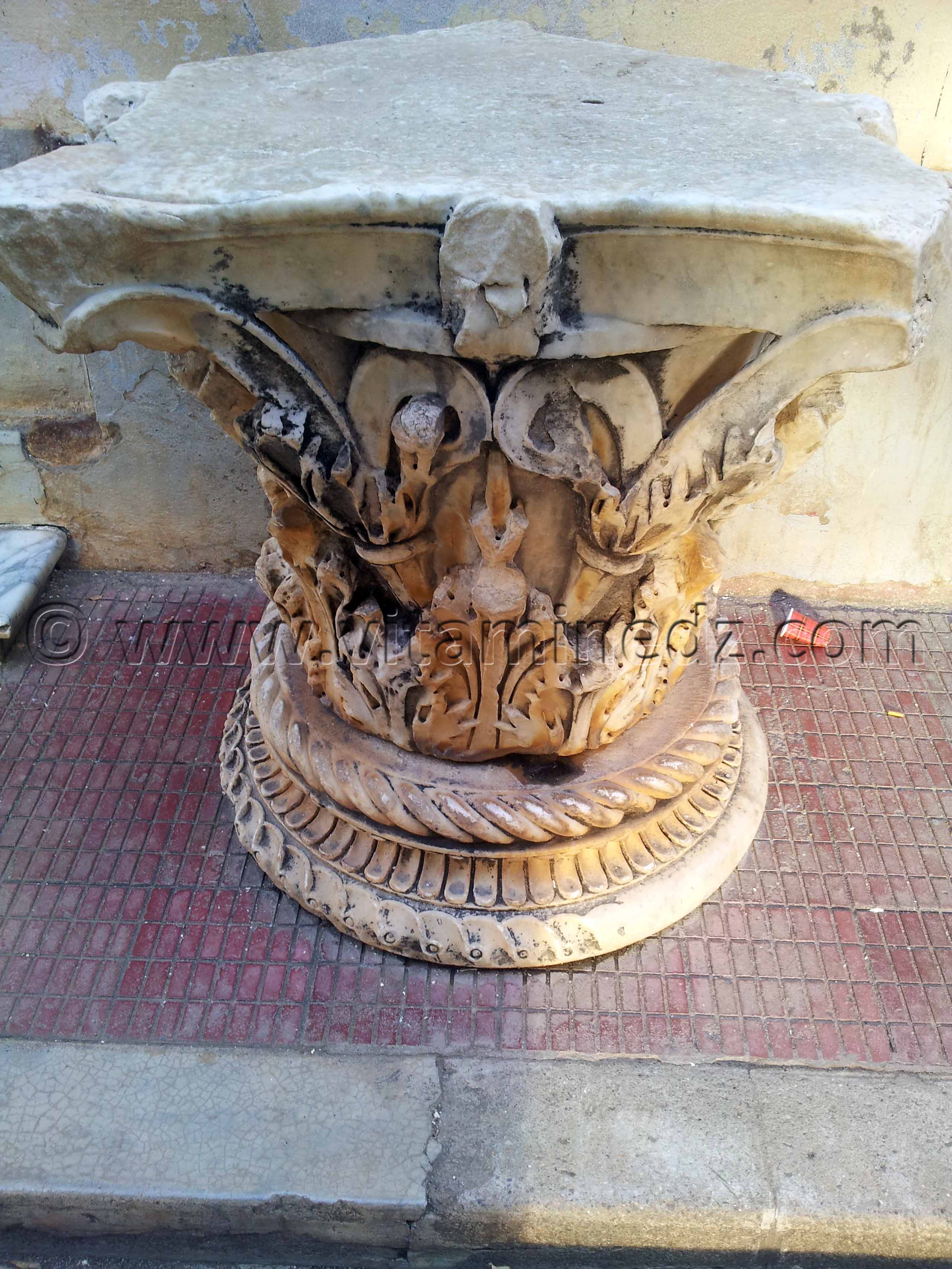 Pièce archéologique à la place de Cherchell (Caesarée)