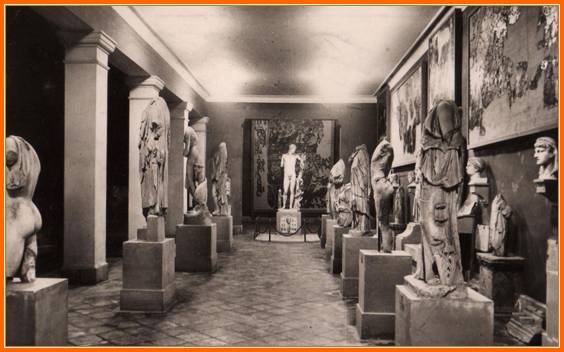 Musée de Cherchell. On perçoit au fond le fameux éphèbe