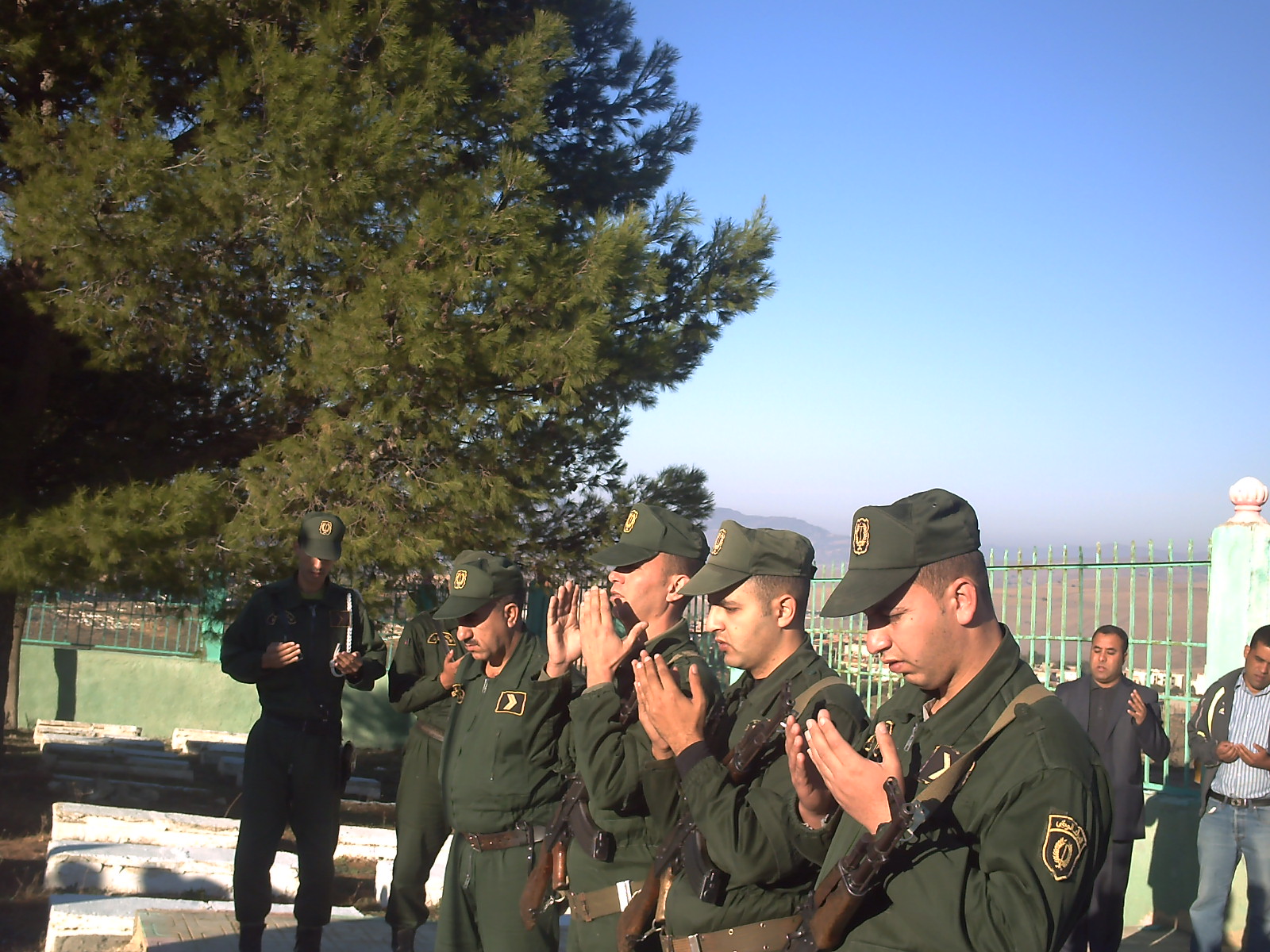 رجال الدرك يترحمون على ارواح الشهداء