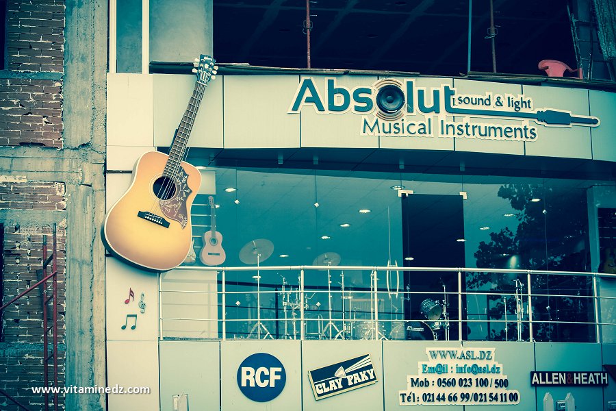 Alger, vendeur d'instruments de musique à Bir Mourad Rais