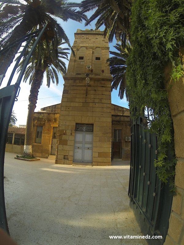 Porte de la mosquée aux 100 colonnes