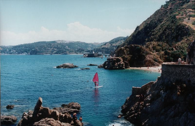 Skikda (Philippeville)  Plage Miramar, non loin de l'ilot des singes et son phare
