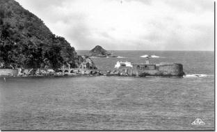 Skikda (Philippeville)  ilot des Singes et le Phare Vert Molot au loin ile de Srigina