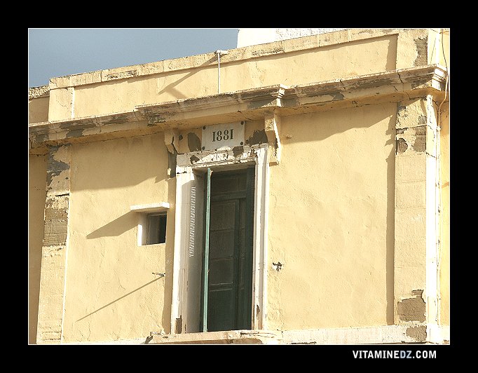 1881 date de construction du Grand Phare de Dellys (Cap Bengut) Photo 17 Septembre 2005, 2 années après le tremblement de Terre de Boumerdes