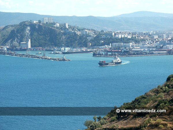 Port de Skikda avec ses phares