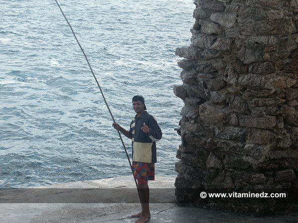 Skikda, le jeune gardien de phare de l'île de Srigina en septembre 2005