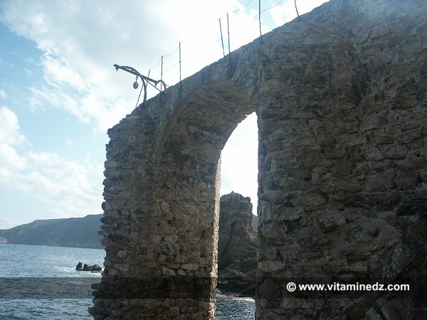 Skikda, petit port de l'île de Srigina en septembre 2005
