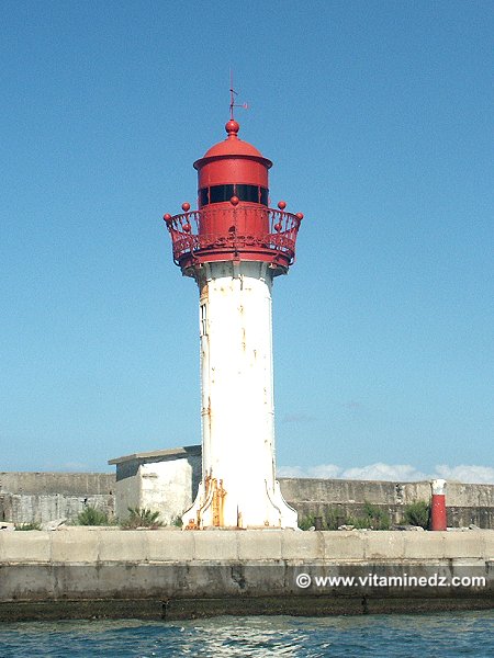 Skikda, le port, phare de la jetée du large