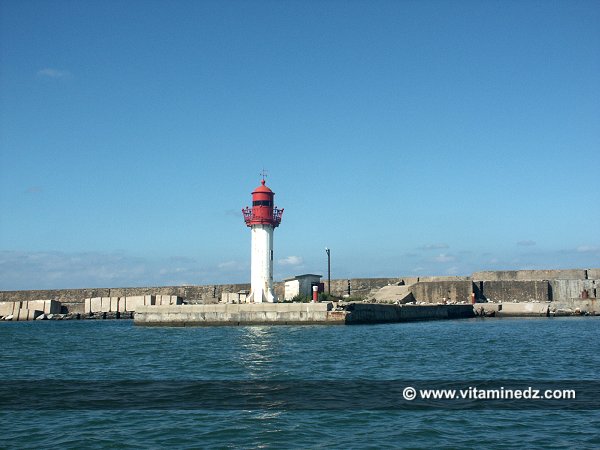 Skikda, le port, phare de la jetée du large