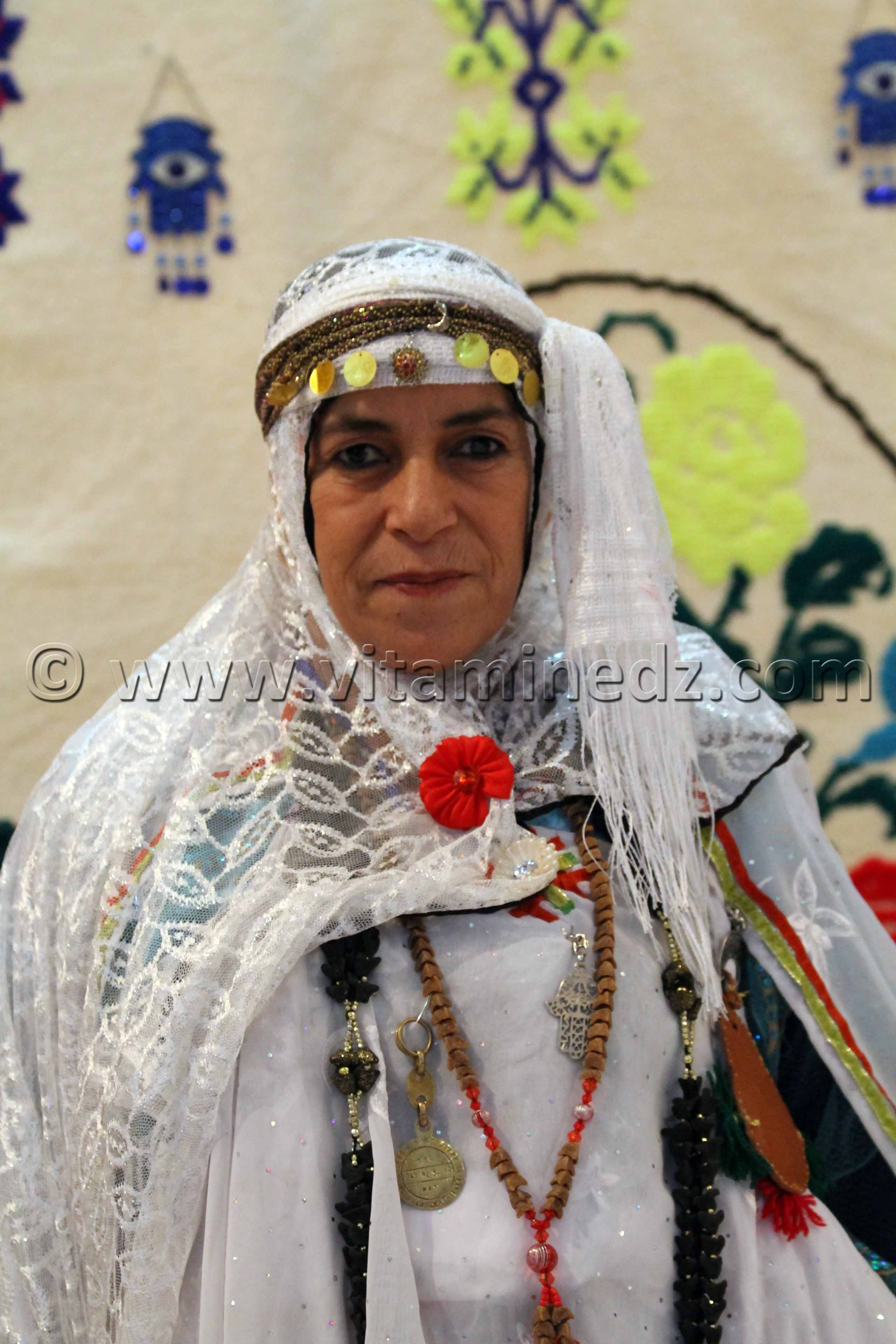 Femme de Djelfa au Salon National du Tapis à partir du 16 Novembre 2014 de Tlemcen