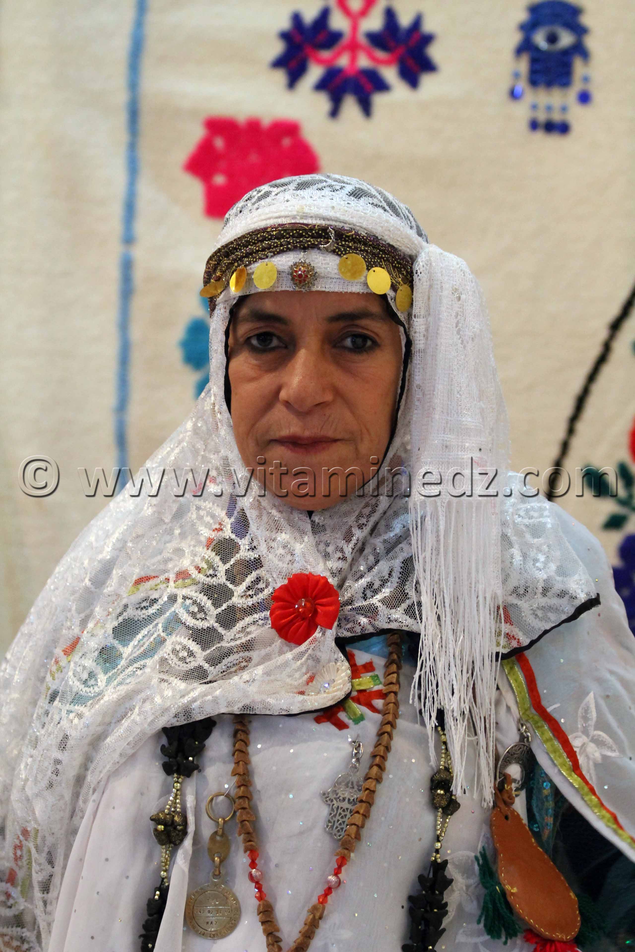 Femme de Djelfa au Salon National du Tapis à partir du 16 Novembre 2014 de Tlemcen