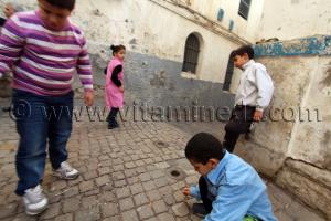 Enfants jouant aux billes Casbah d\'Alger