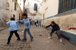 Ecoliers de l\'ecole Tarek Ibn Ziad, jouant Casbah d\'Alger