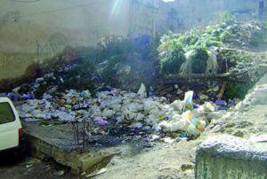 Constantine - Maisons tombées en ruine à la vieille ville:  Des décharges à ciel ouvert