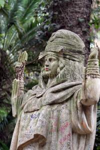 Femme du sud algérien nouant son guennour - Sculptures d\'Emile Gaudissar au Jardin d\'Assai du Hamma, Alger
