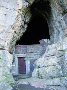 Constantine - Sites naturels de la ville: La grotte des ours transformée en étable