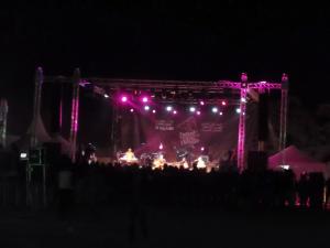 FIATAA 2014: La grande scène au campement de Tidessi, lieu où se déroulent les concerts du festival international des arts de l'Ahaggar