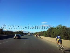 Wilaya de Blida, Cyclistes sur l\'Autoroute Est Ouest