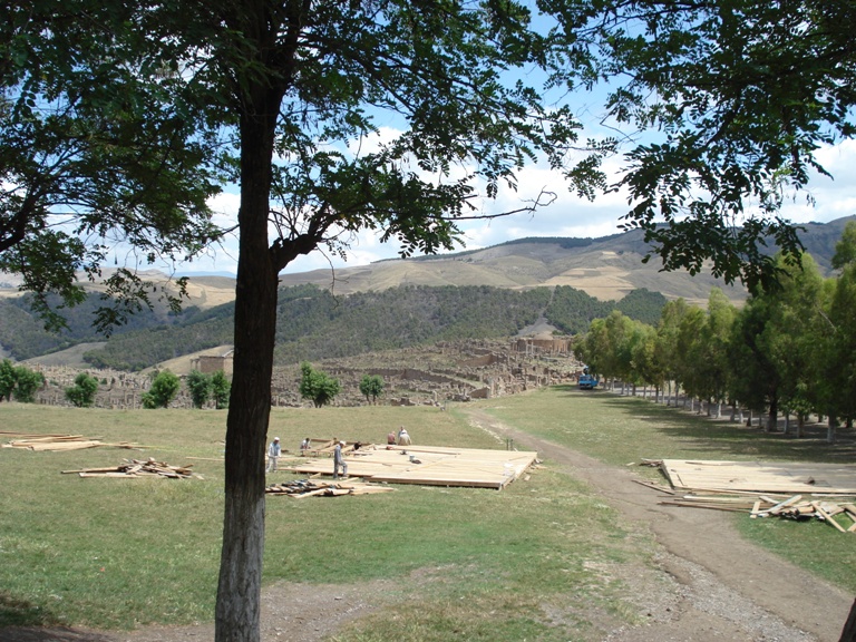 A bas le festival à l'intérieur du site de Cuicul
