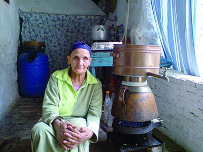 Mila -  Un demi-siècle passé à distiller l’eau de rose: Portrait de Benchoulak Khadidja… La femme à l’alambic