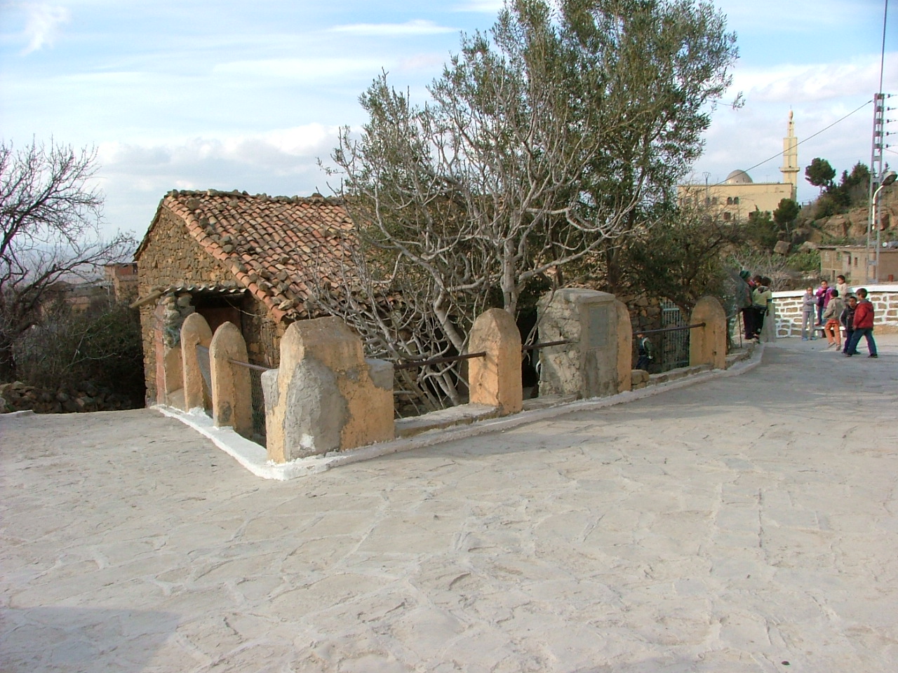route pavée de dalle de pierres