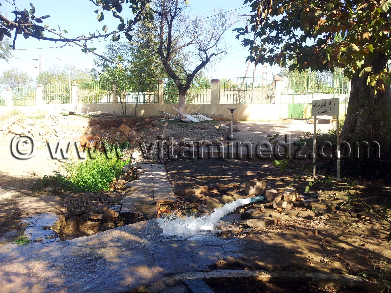 Gachis à la source de Ain Fezza, destruction par la mairie des ressources naturelles