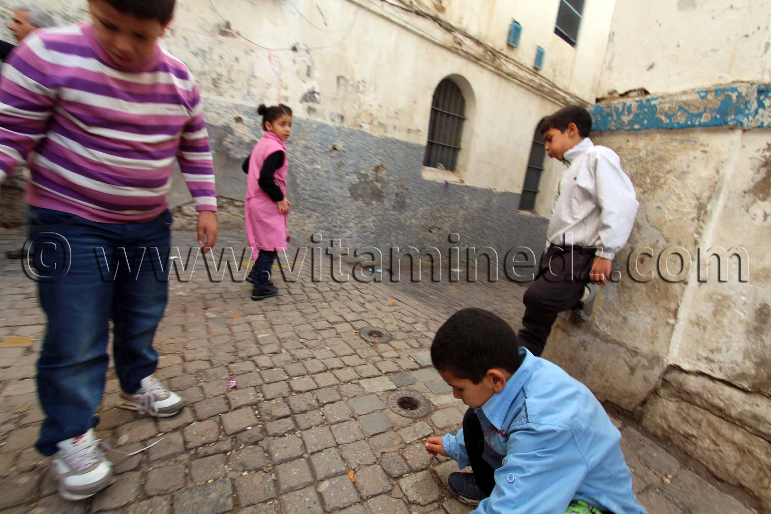 Enfants jouant aux billes Casbah d'Alger