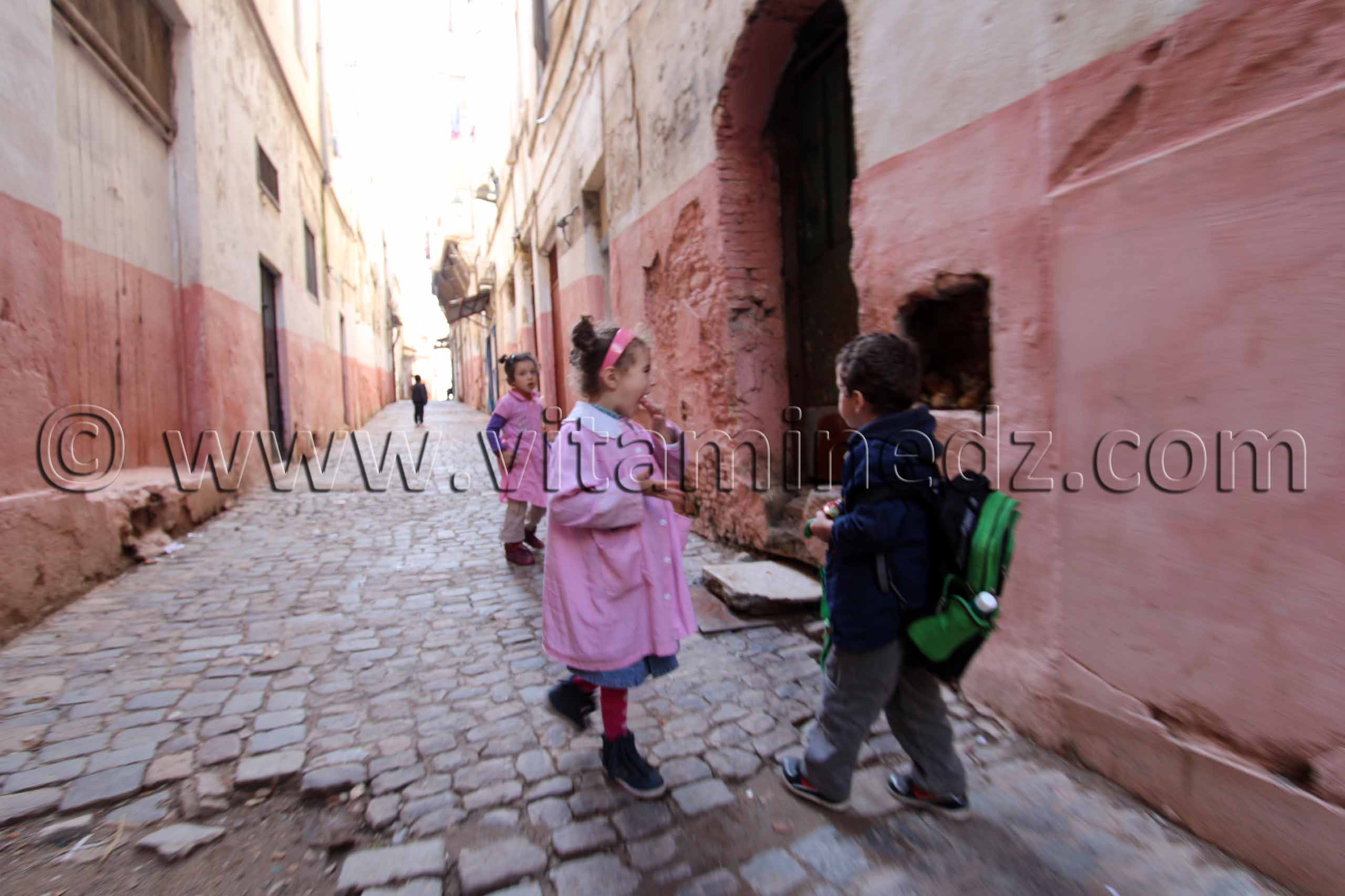 Enfants dans les ruelles de la Casbah d'Alger
