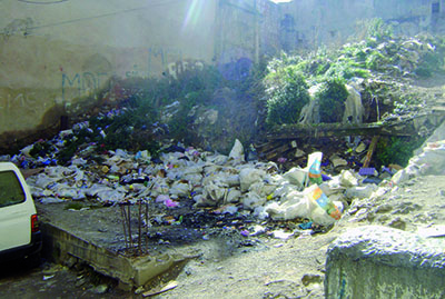 Constantine - Maisons tombées en ruine à la vieille ville:  Des décharges à ciel ouvert