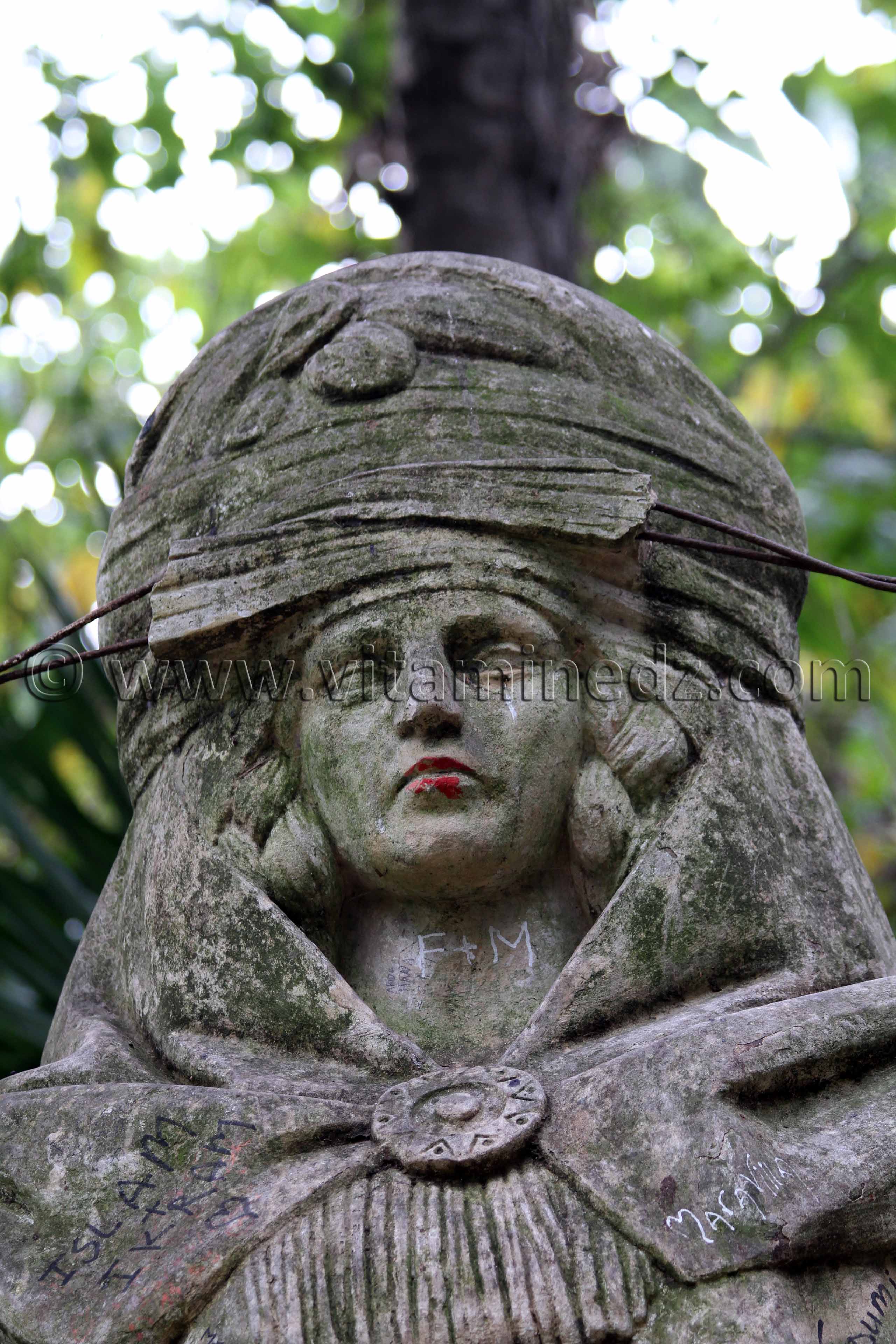 Sculptures en destruction d'Emile Gaudissar au Jardin d'Assai du Hamma, Alger