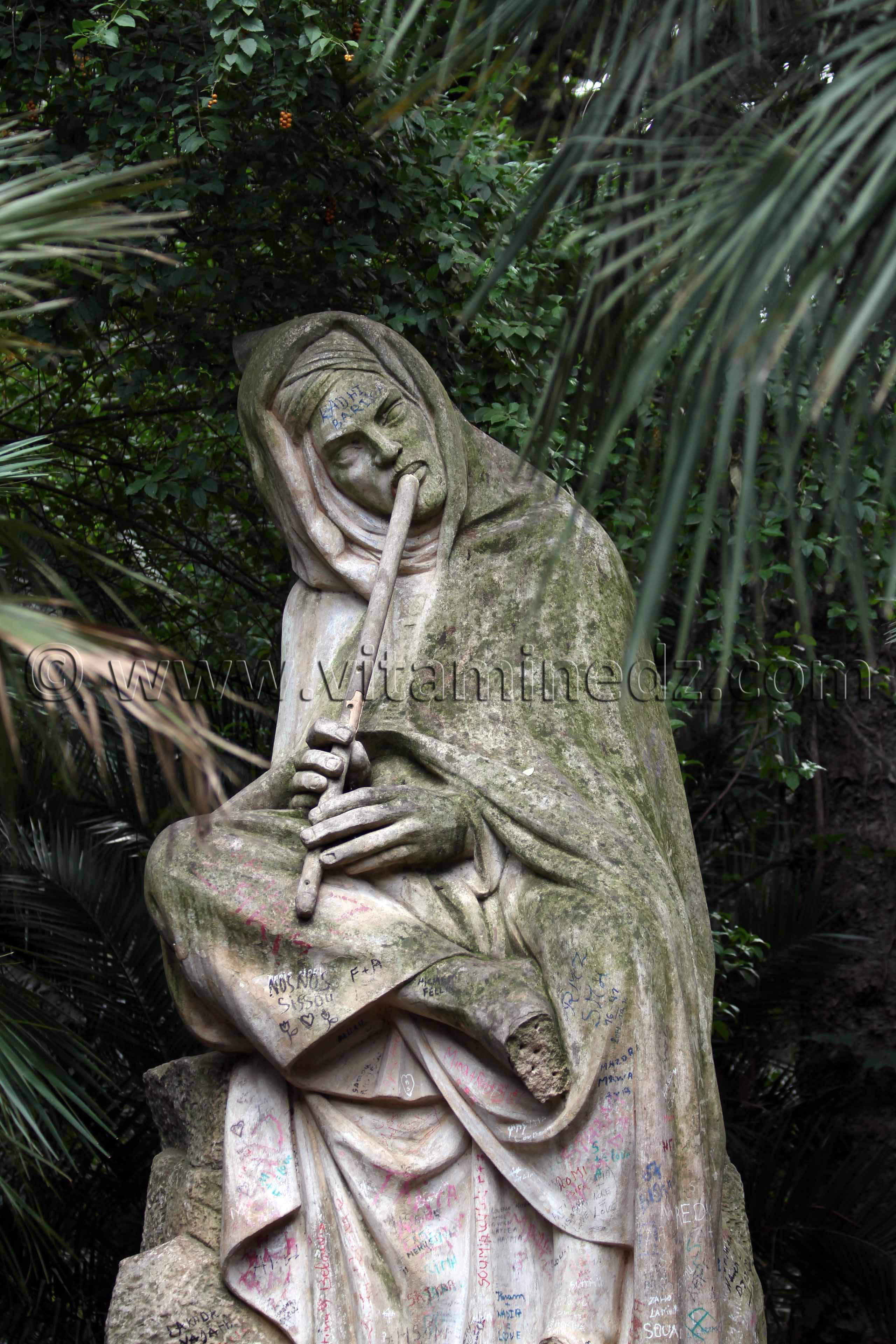 Kabyle jouant de la flûte. Sculptures d'Emile Gaudissar au Jardin d'Assai du Hamma, Alger