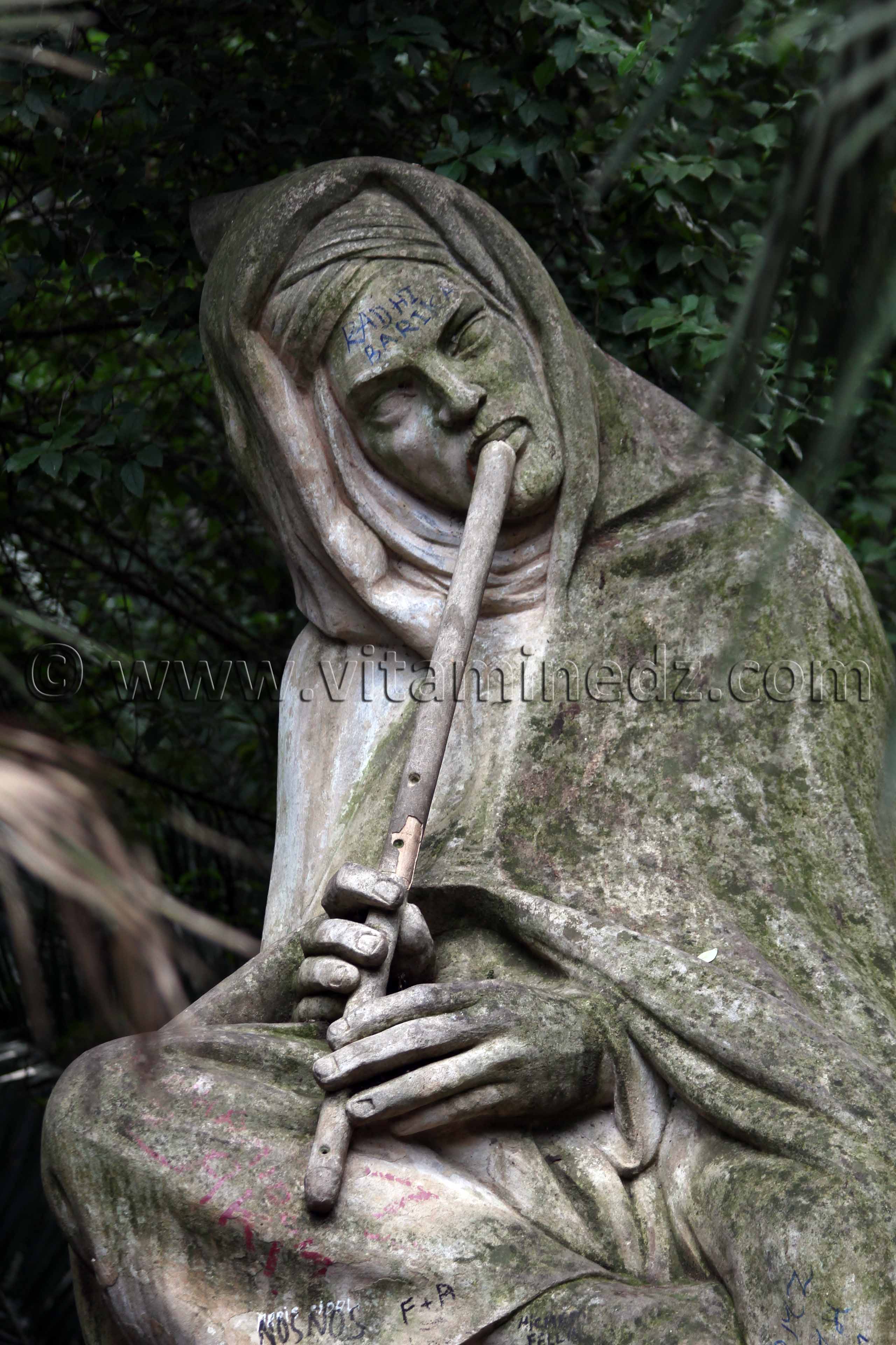 Kabyle jouant de la flûte. Sculptures d'Emile Gaudissar au Jardin d'Assai du Hamma, Alger