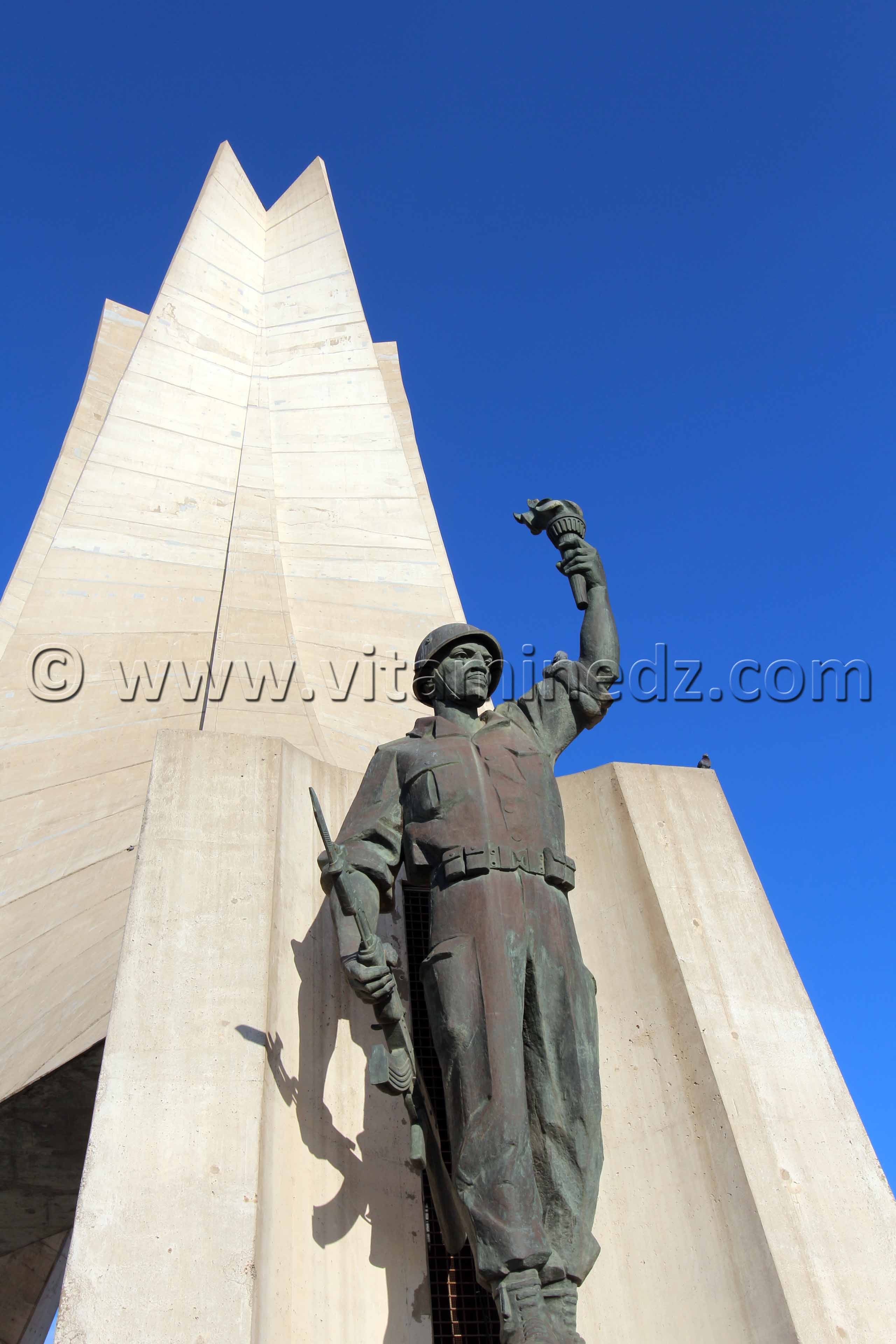 Makam Echahid à Alger conçu d'après une maquette réalisée à l'École des beaux-arts d'Alger sous la direction de Bachir Yellès