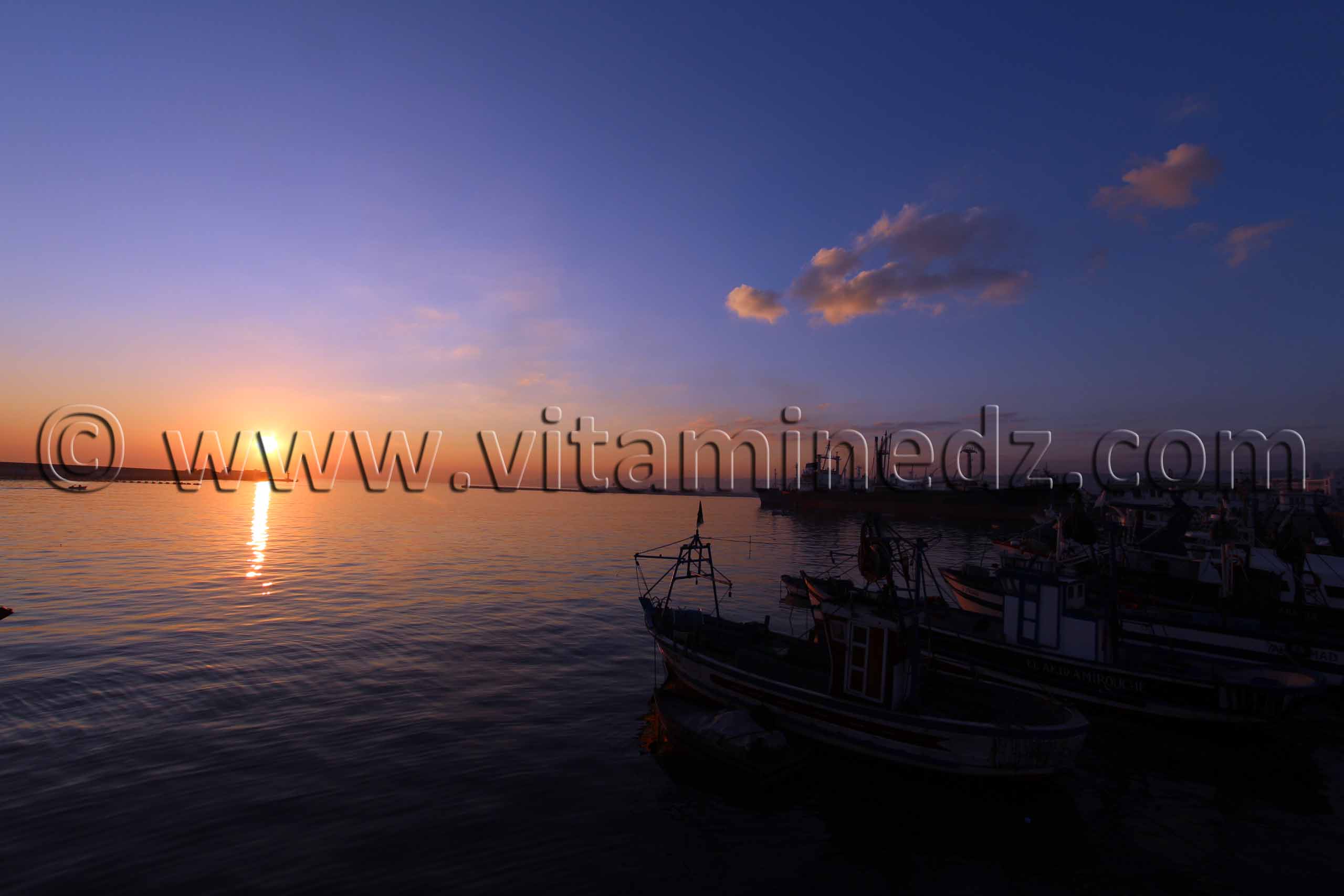 Lever de Soleil lors de la Traversée touristique par Ferry, Alger Port vers La Madrague