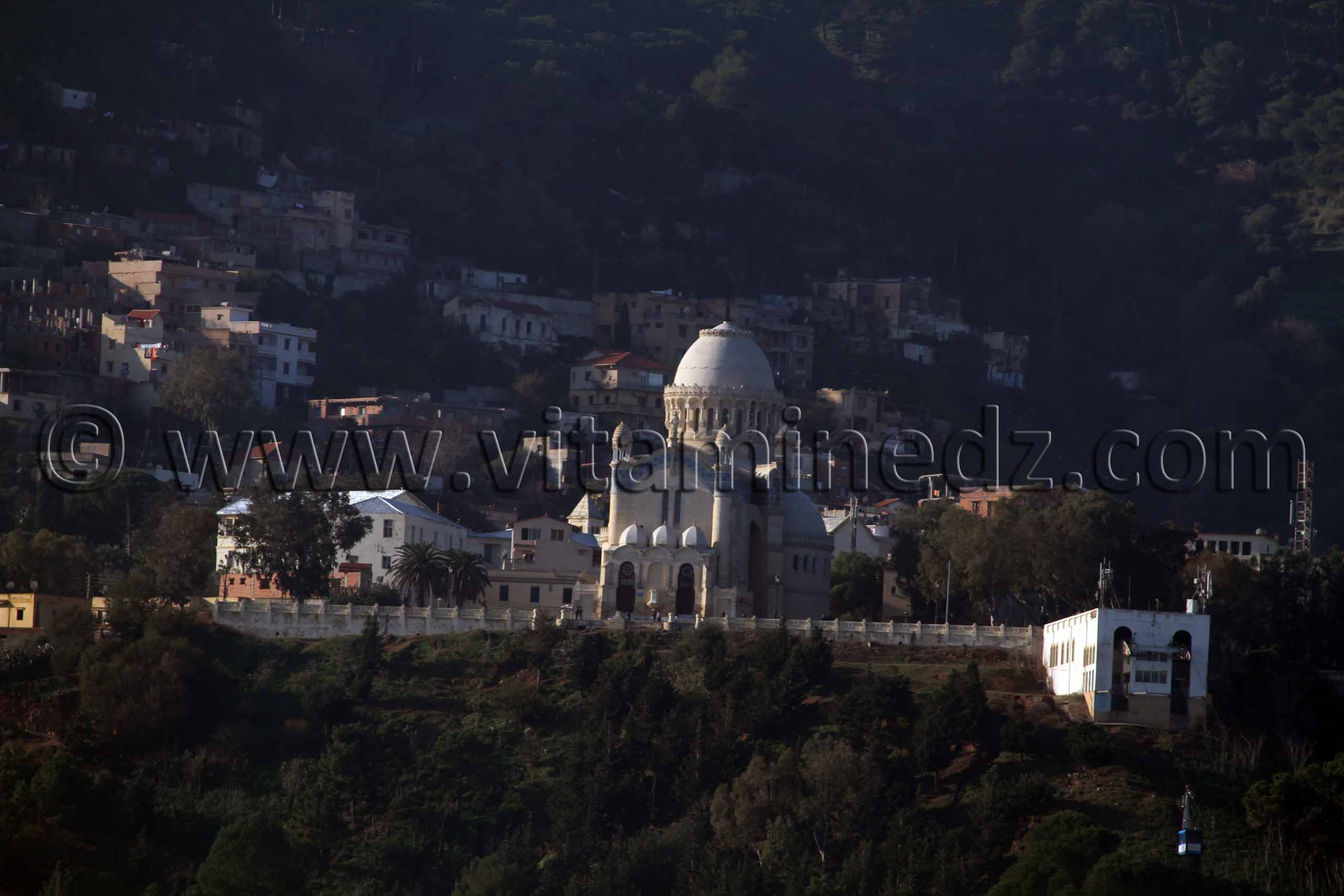 Basilique Notre Dame d'Afrique vue de mer