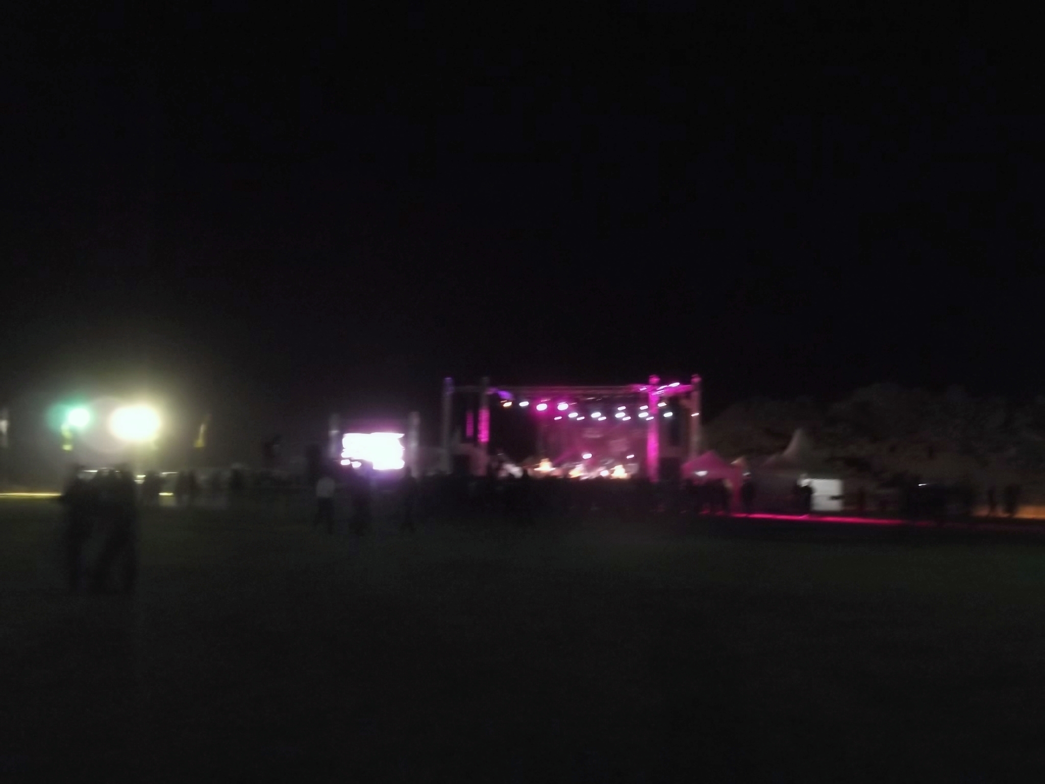 FIATAA 2014: La grande scène au campement de Tidessi, lieu où se déroulent les concerts du festival international des arts de l'Ahaggar