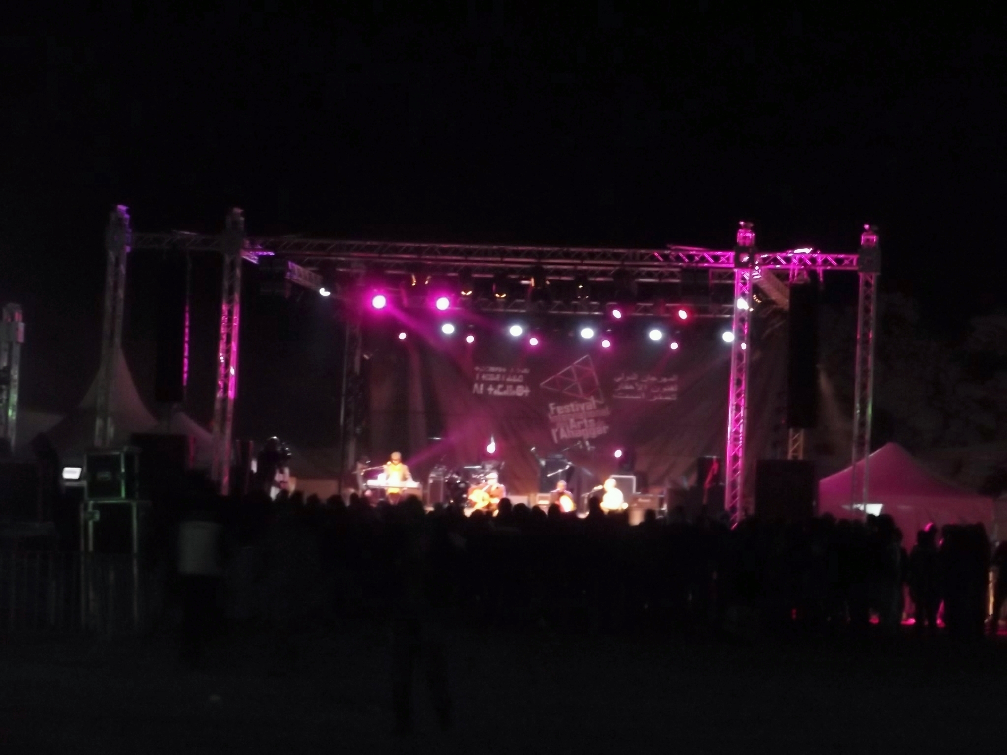 FIATAA 2014: La grande scène au campement de Tidessi, lieu où se déroulent les concerts du festival international des arts de l'Ahaggar